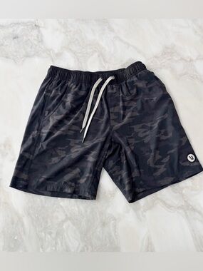 Vuori 7.5” Kore Short Lined Men’s Size Medium Black Camo